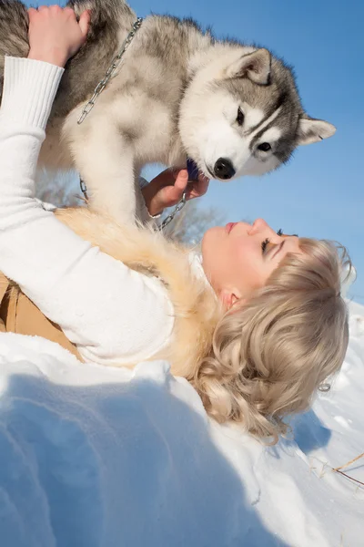 Retrato de la rubia con un husky siberiano — Foto de Stock