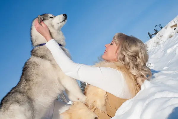 Portrait of the blonde with a Siberian husky — Stock Photo, Image