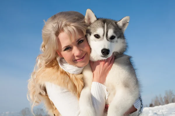 Porträtt av blondin med en siberian husky — Stockfoto
