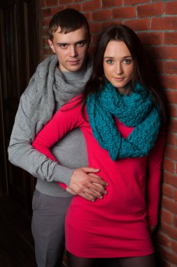 adam kadını duvara karşı kucaklar