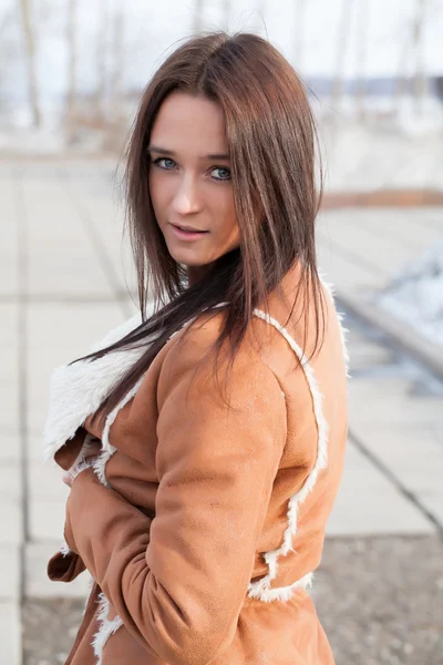 Porträt eines Mädchens mit langen Haaren — Stockfoto