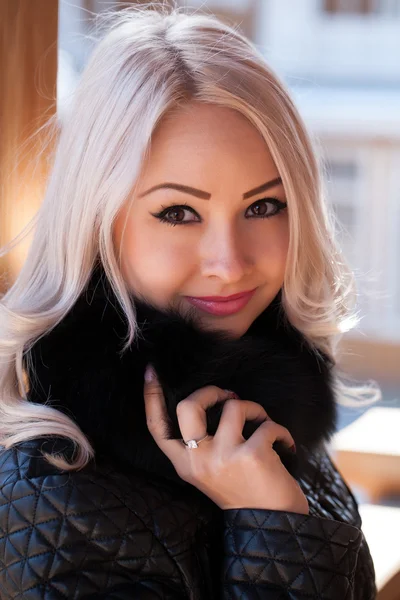 Porträtt av en vacker ung blondin — Stockfoto