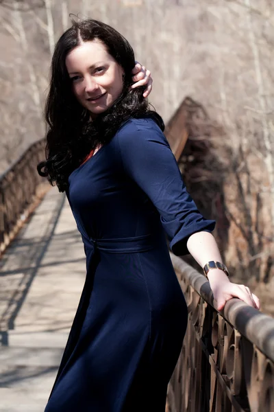 Model in a dress on a pedestrian bridge — Stock Photo, Image