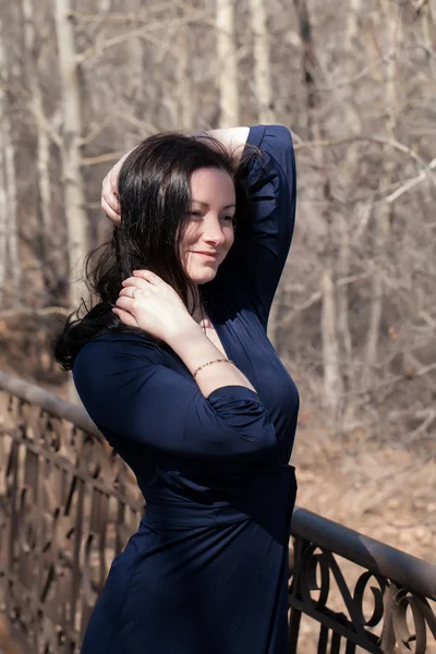 Model in a dress on a pedestrian bridge — Stock Photo, Image