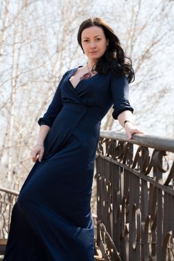 bir gece elbisesi içinde tam uzunlukta bir modelinde portresi