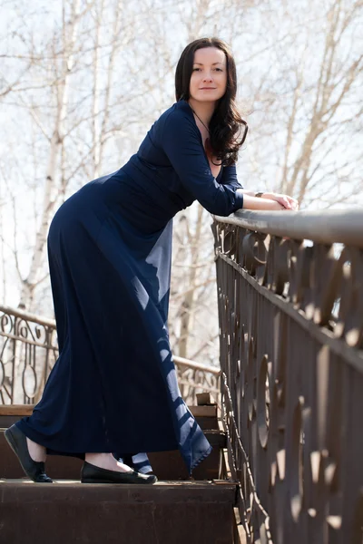 Portrait of a model in an evening dress in full-length — Stock Photo, Image