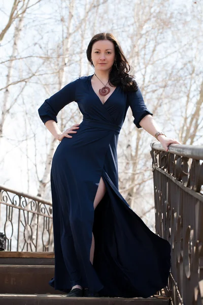 Portrait of a model in an evening dress in full-length — Stock Photo, Image
