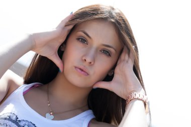 Güzel bir genç kızın portresi.