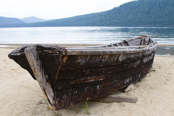 Altes Boot am Ufer des Angara — Stockfoto