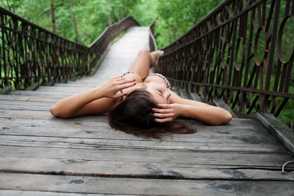 歩道橋の上に横になっている水着の女の子 — ストック写真