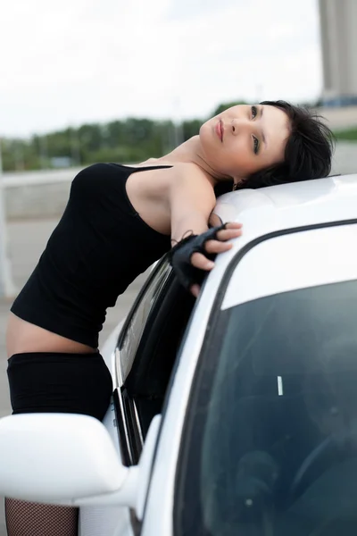 Портрет девушки с машиной — стоковое фото