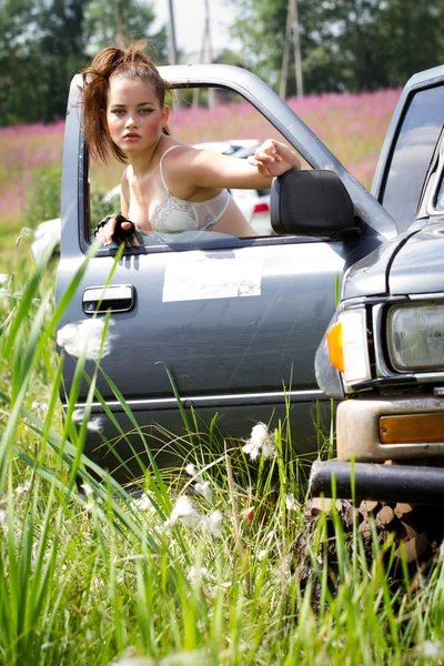 Девушка в машине застряла в болоте — стоковое фото