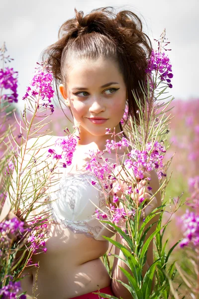 野生の花の中で美しい少女 — ストック写真