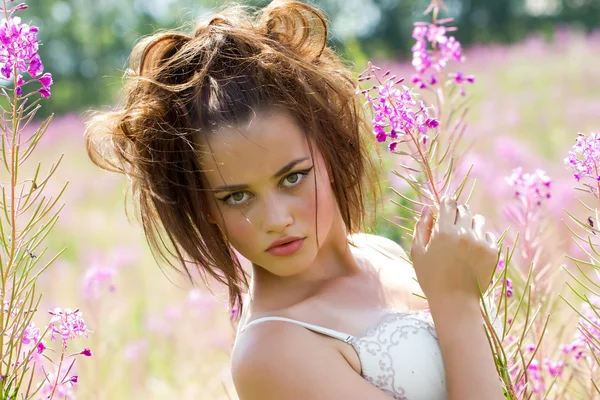 野生の花の中で美しい少女 — ストック写真