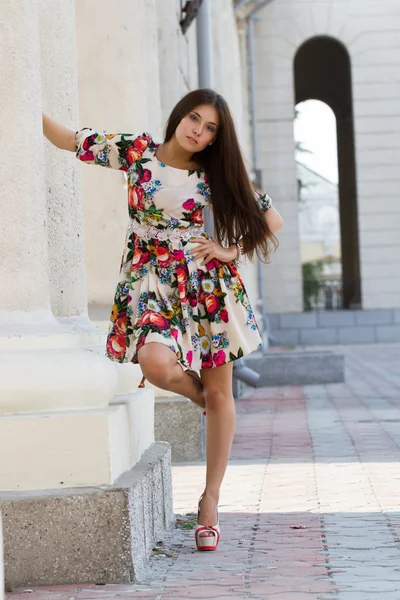 Девушка в платье и на высоких каблуках на улице — стоковое фото