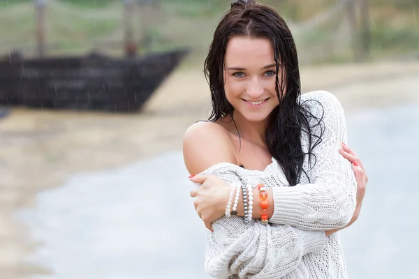 Meisje in de regen op het strand — Stockfoto