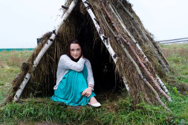 Lány bujkál az esőtől, egy sátorban — Stock Fotó