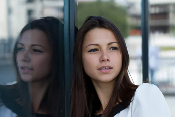 Portret van een gelukkige jonge brunette — Stockfoto