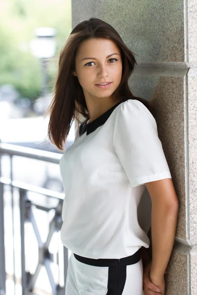 Meisje in een witte jurk in de buurt van de marmeren kolom — Stockfoto