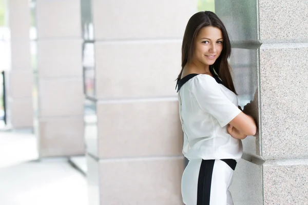 Mädchen im weißen Kleid in der Nähe der Marmorsäule — Stockfoto