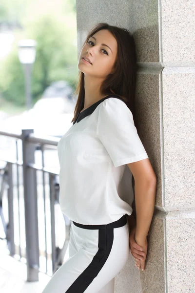 Chica en un vestido blanco cerca de la columna de mármol — Foto de Stock