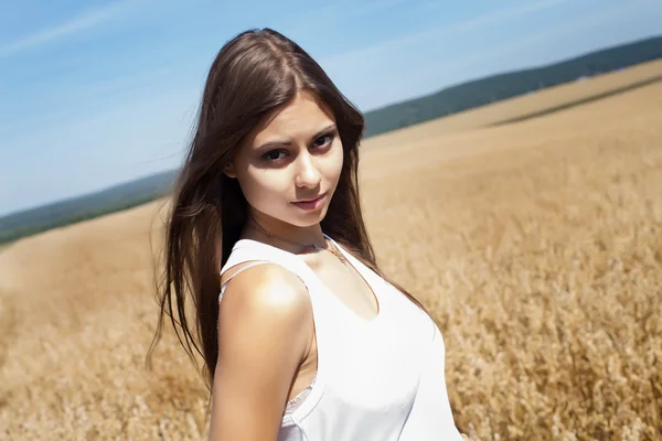 在大麦的字段中的年轻女孩。夏天肖像 — 图库照片
