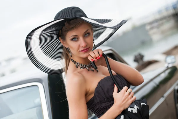 Chica en un sombrero de ala ancha —  Fotos de Stock