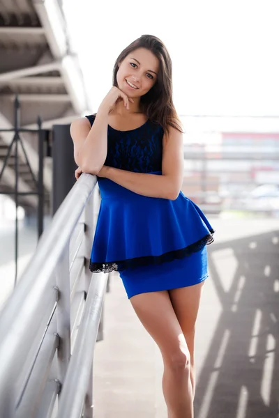 Jonge mooie zakenvrouw in een blauwe pak — Stockfoto