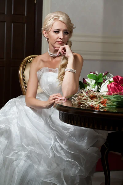 Portréja egy esküvői ruha a menyasszony — Stock Fotó
