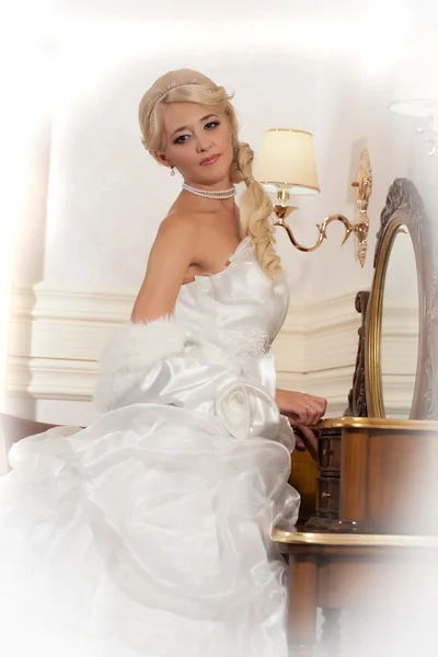 Portréja egy esküvői ruha a menyasszony — Stock Fotó