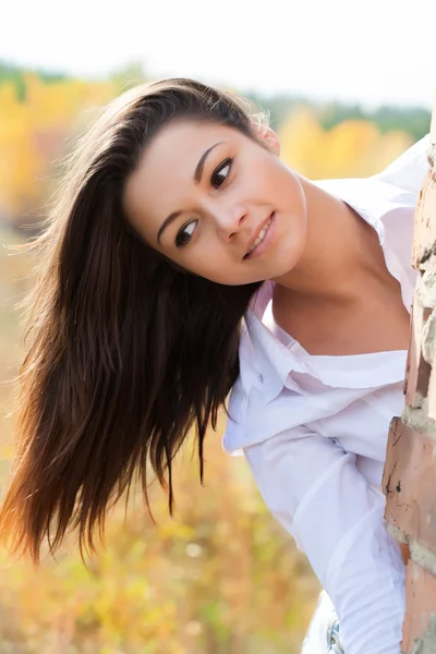 Portræt af en ung brunette - Stock-foto