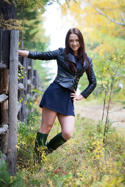Fiatal lány az őszi erdő — Stock Fotó