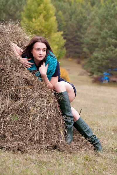 美しい少女の haystack の中で横になっています。 — ストック写真