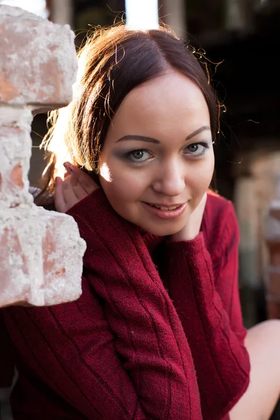 Portrait of a young girl at a brick wall — Stock Photo, Image