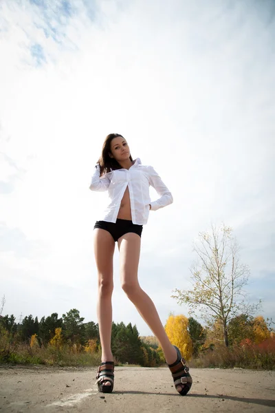 Mooi meisje met lange benen — Stockfoto