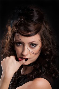 kızın parmak ruj yıkar