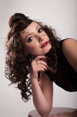 esmer parlak makyaj ile. Stüdyo portre