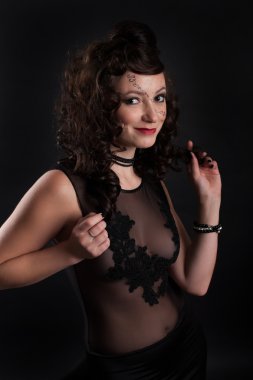 esmer parlak makyaj ile. Stüdyo portre