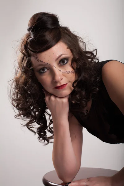 Brünette mit hellem Make-up. Studioporträt — Stockfoto