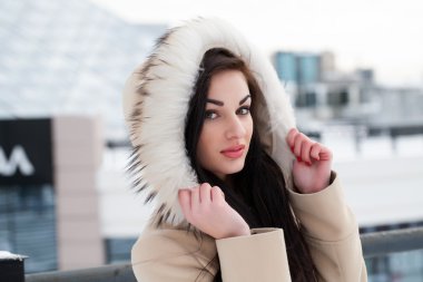 genç esmer güzel bir ceket