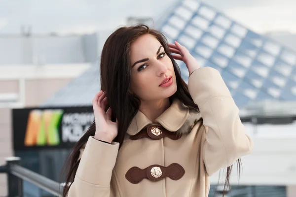 Krásná mladá brunetka v kabátě — Stock fotografie