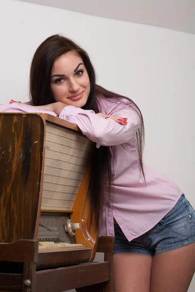 Dziewczyna z starego radia — Zdjęcie stockowe