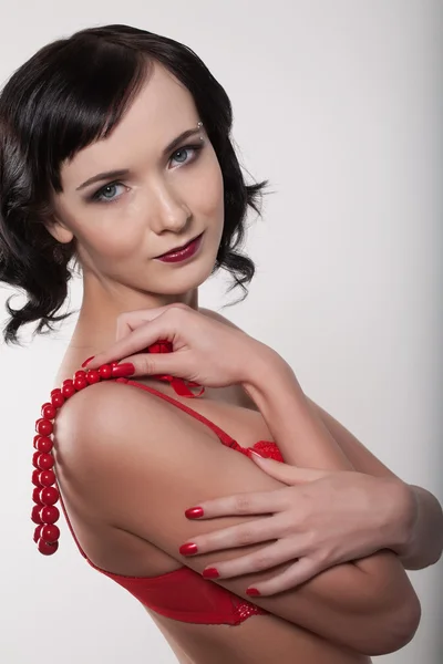 Lány vörös fehérnemű-piros gyöngyökkel — Stock Fotó