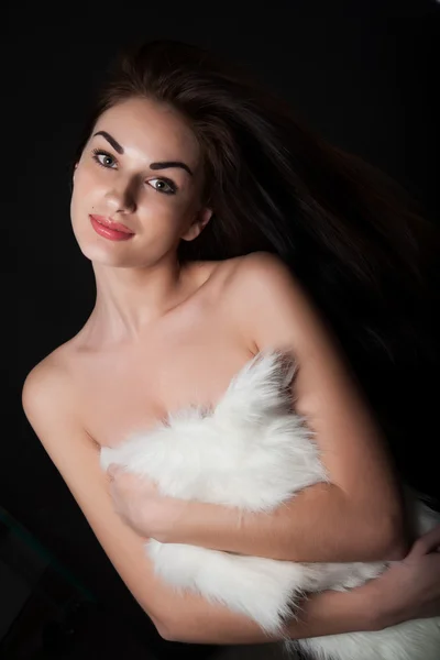 Dziewczyna obejmuje jej nagie piersi przylądek futro — Zdjęcie stockowe