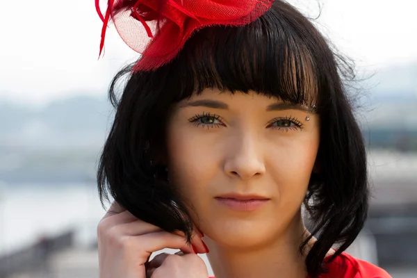 Retrato de uma menina com arco vermelho — Fotografia de Stock