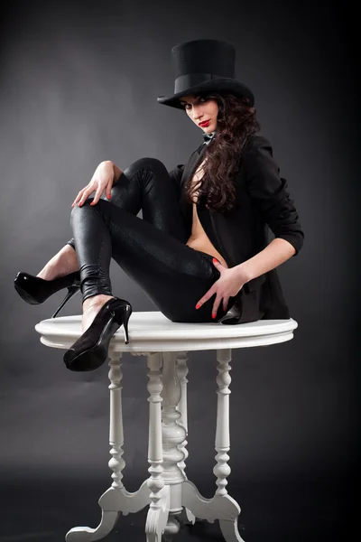Masada oturan şapkalı kız — Stok fotoğraf