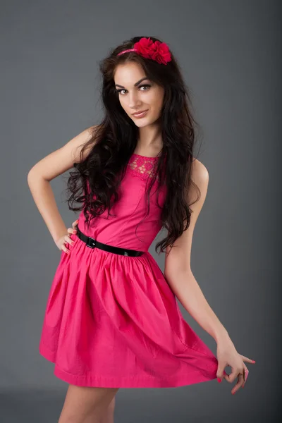 Modelo en un vestido corto rosa — Foto de Stock