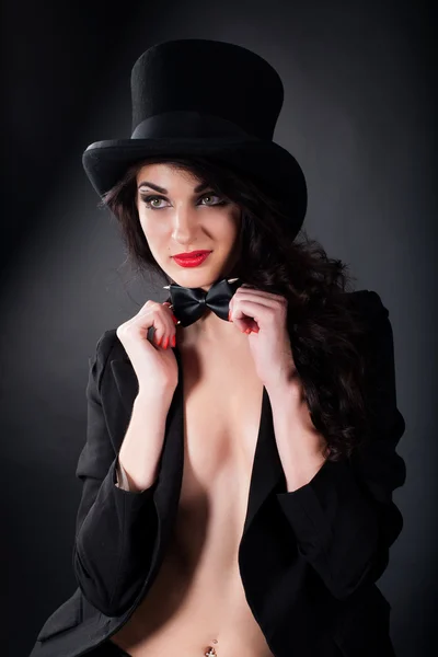 Fille en smoking et chapeau haut de forme — Photo