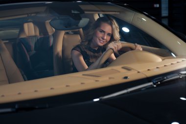 pahalı araba sarışın