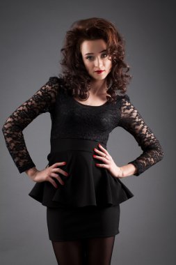 parlak bir makyaj ve kabarık saçlı kızla